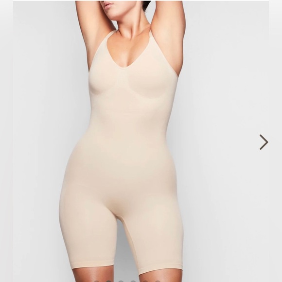 Skims SCULPTING BODYSUIT MID THIGH W. OPEN GUSSET - Picture 2 of 6